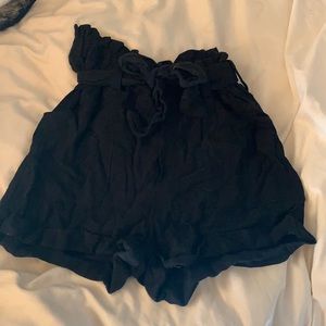 Black aeropostal flouncy shorts with belt!